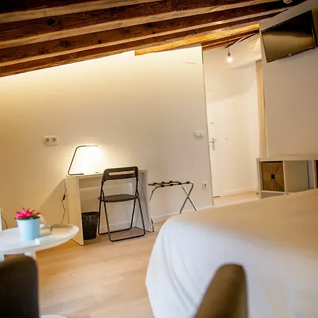 Guest house Host & Valencia